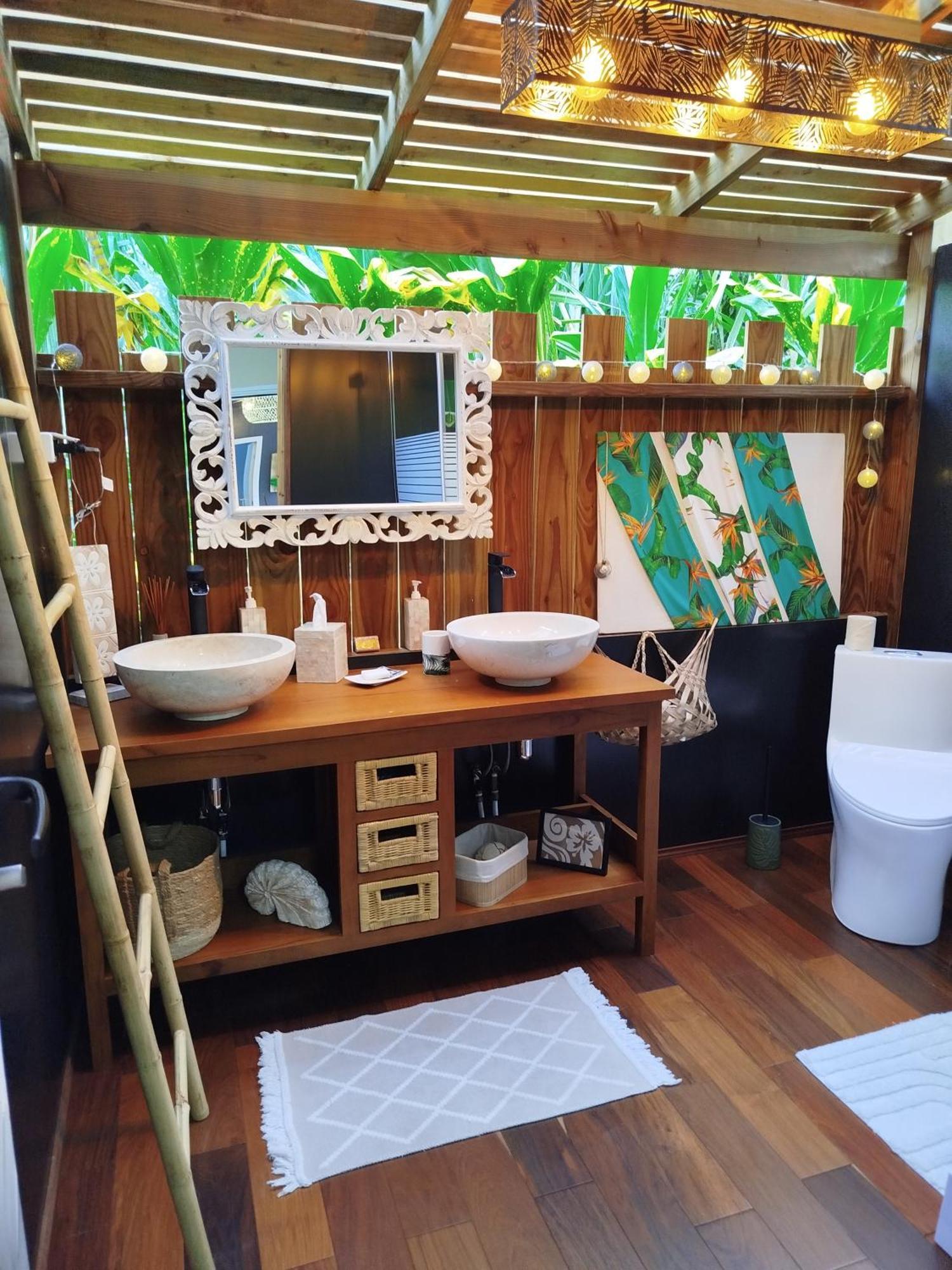 Natura Om Teahupoo Surf Lodge Toanoano Exterior photo